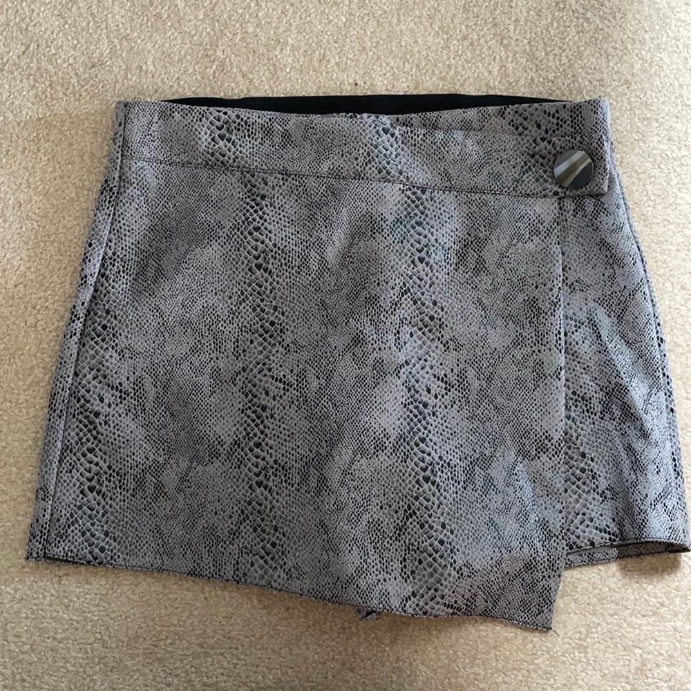 Haute Monde gray snakeskin squart. High rise skirt with shorts in back